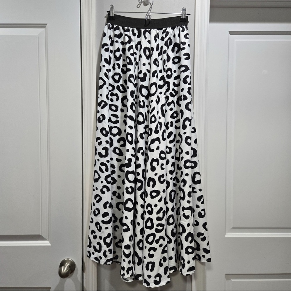 Afibi Black and White High-Waisted
Leopard Print Maxi Skirt